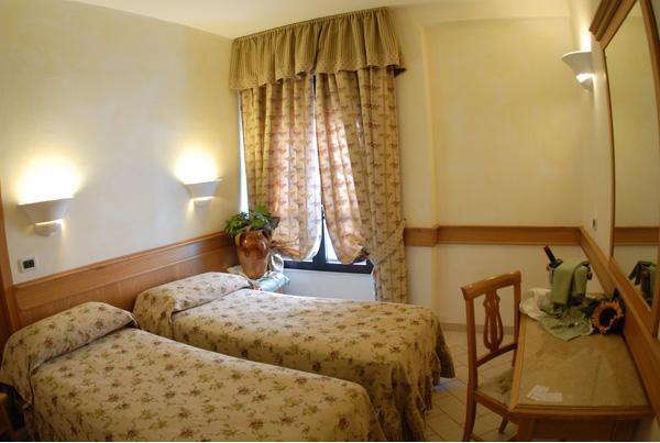 Hotel Pace San Giovanni Rotondo Pokoj fotografie