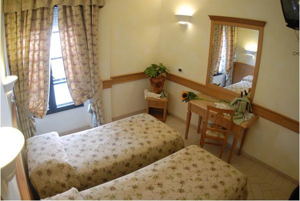 Hotel Pace San Giovanni Rotondo Pokoj fotografie